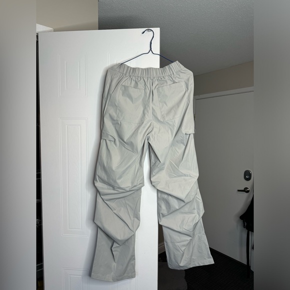 'Crinkle' Cargos
Color:Gray
Size M // Waist 29/30 - Picture 2 of 4